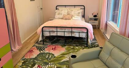 Lakefront Cottage minutes to downtown and Baxter State Park