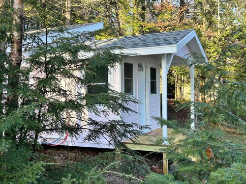 Lakefront Cottage minutes to downtown and Baxter State Park