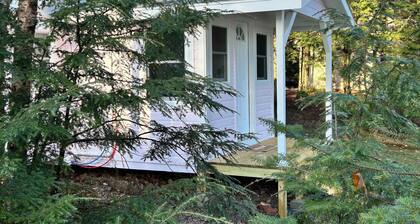 Lakefront Cottage minutes to downtown and Baxter State Park