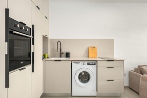 Kühlschrank, Mikrowelle, Ofen, Wasserkocher mit Kaffee-/Teezubehör