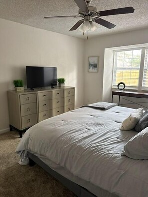 Iron/ironing board, free WiFi, bed sheets - Comfy 3-bedroom/2-bath home at the end of a cul-de-sac with all you need. (Tallahassee)