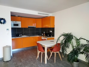 Wasserkocher mit Kaffee-/Teezubehör, Kühlschrank, Mikrowelle, Ofen
