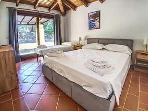 Iron/ironing board, Internet, bed sheets - Villa Verde – comfortable villa with swimming pool – Stintino, Sardinia (Punta de Su Turrione)