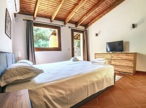 Strykejern/-brett, internettilgang og sengetøy