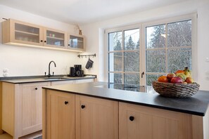 Fridge, oven, stovetop, dishwasher - Holiday Home 'Armenhaus' with Private Terrace, Garden & Wi-Fi (Görisried)