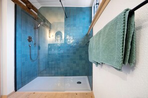 Shower, hair dryer, towels - Holiday Home 'Armenhaus' with Private Terrace, Garden & Wi-Fi (Görisried)
