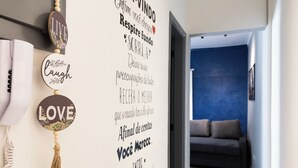 Een muur met inspirerende citaten en een decoratief hangend object.