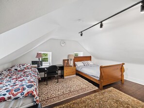 4 bedrooms, desk, iron/ironing board, WiFi