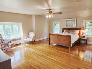 Desk, iron/ironing board, WiFi, bed sheets
