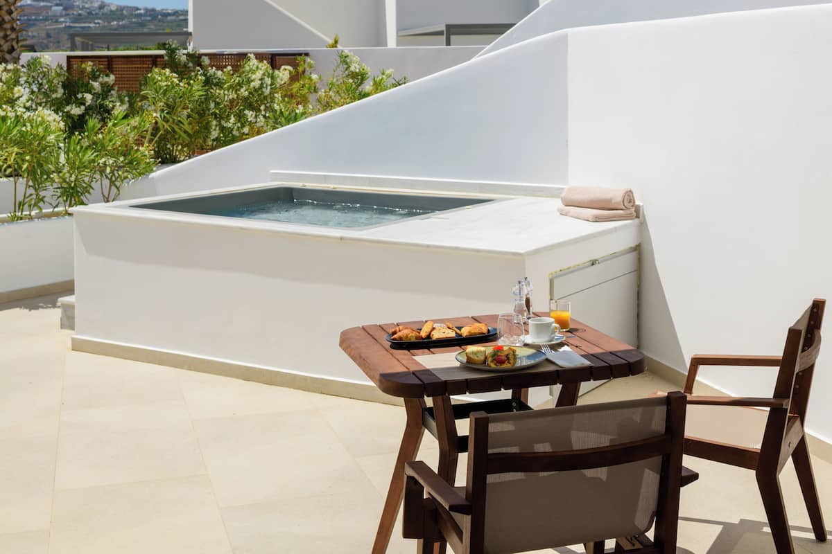 Private spa tub