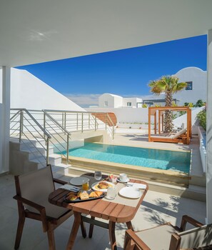 Premium bedding, blackout drapes, soundproofing, iron/ironing board - Safrani Suites (Santorini)
