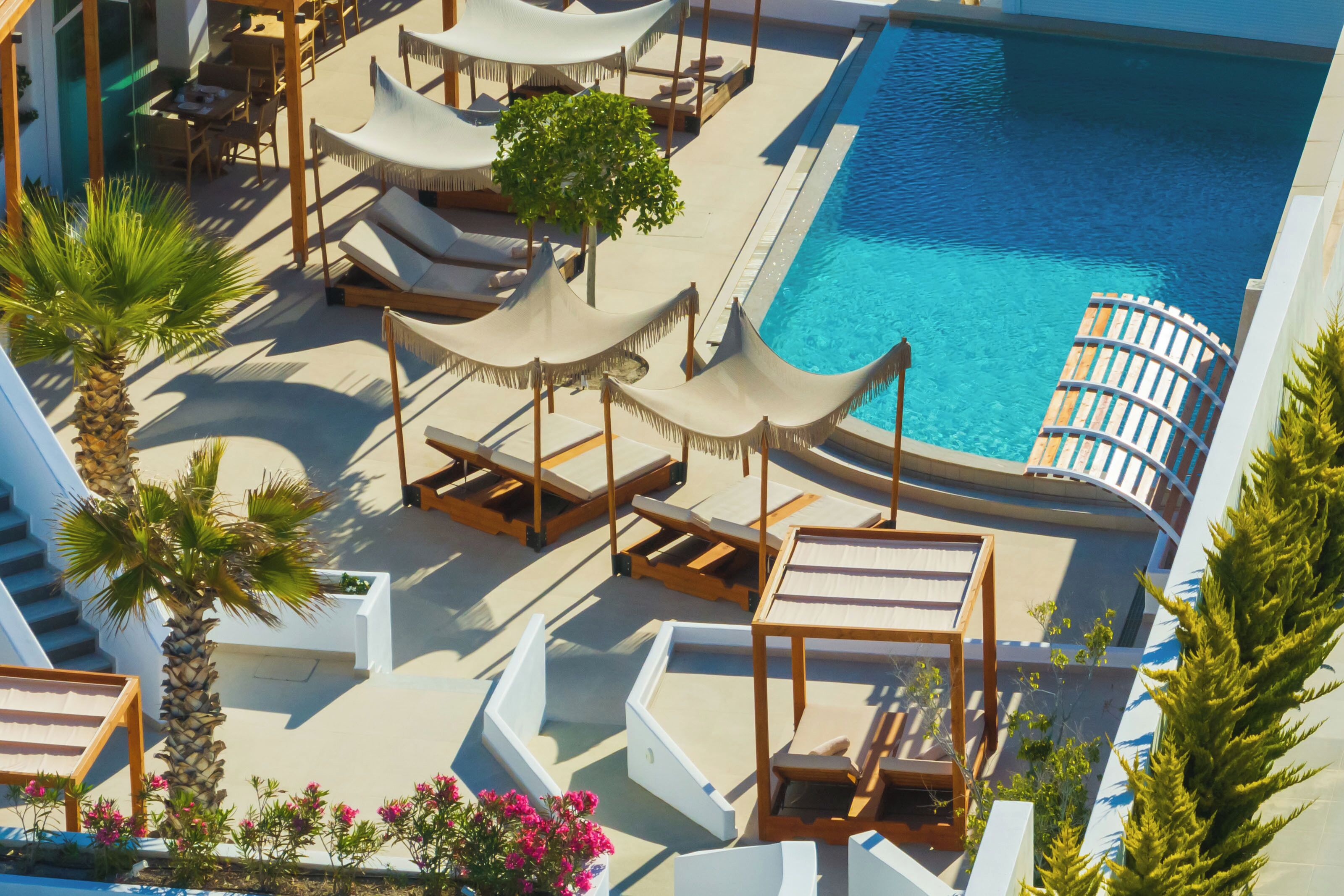 Zona de piscina con sillas de descanso y una pileta.
