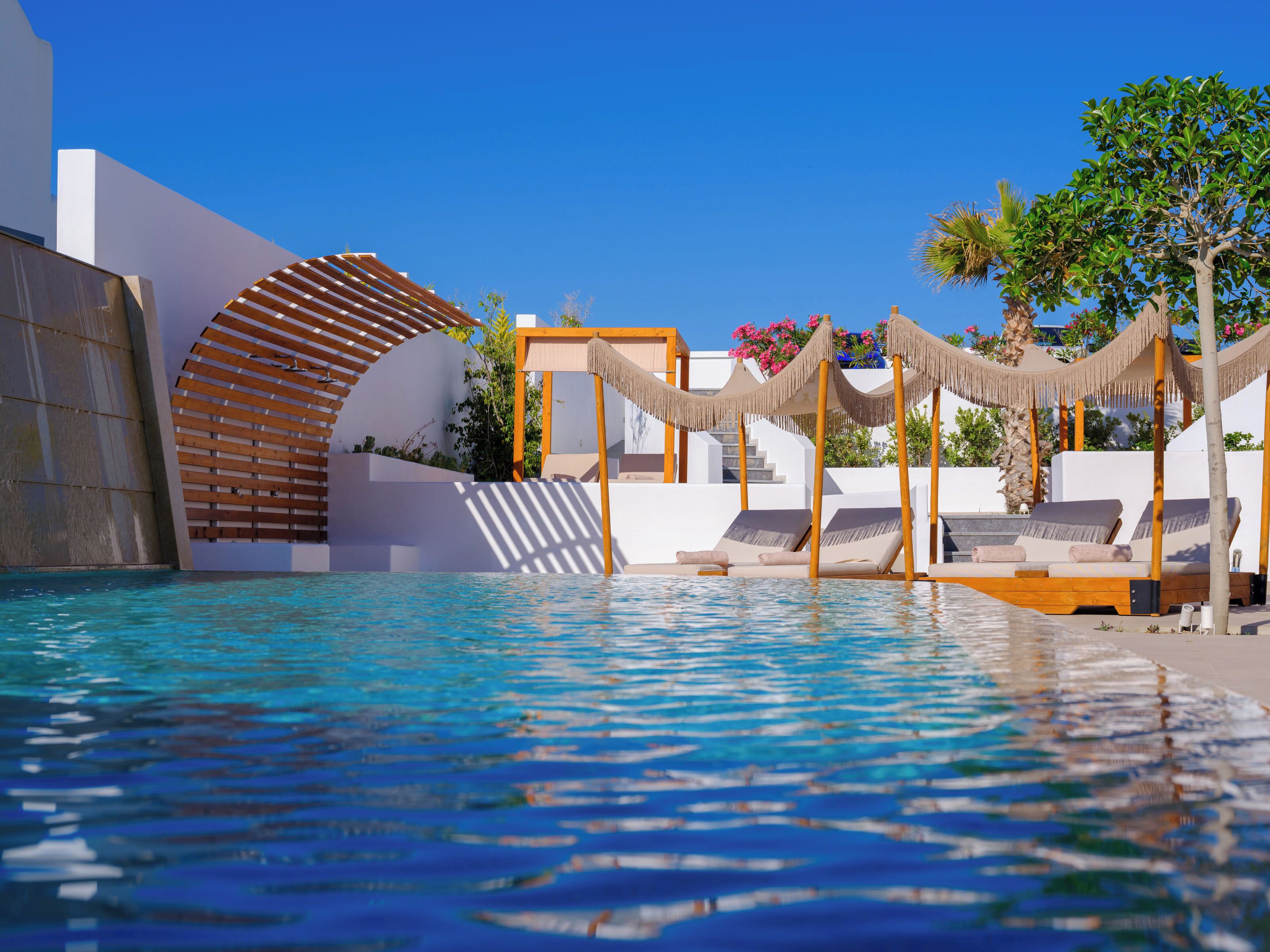 Piscina externa, funciona das 11h às 20h, guarda-sóis, espreguiçadeiras