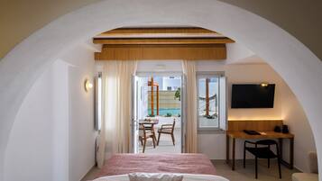 Habitación clásica con 1 cama matrimonial o 2 individuales | Cortinas blackout, insonorización y tabla de planchar con plancha