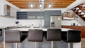 Jääkaappi, mikroaaltouuni, uuni, liesi