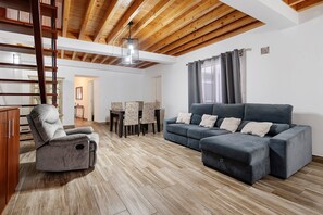 TV - Villa 'Windmill Beach House' with Sea View, Wi-Fi and Air Conditioning (Ribeira Grande)