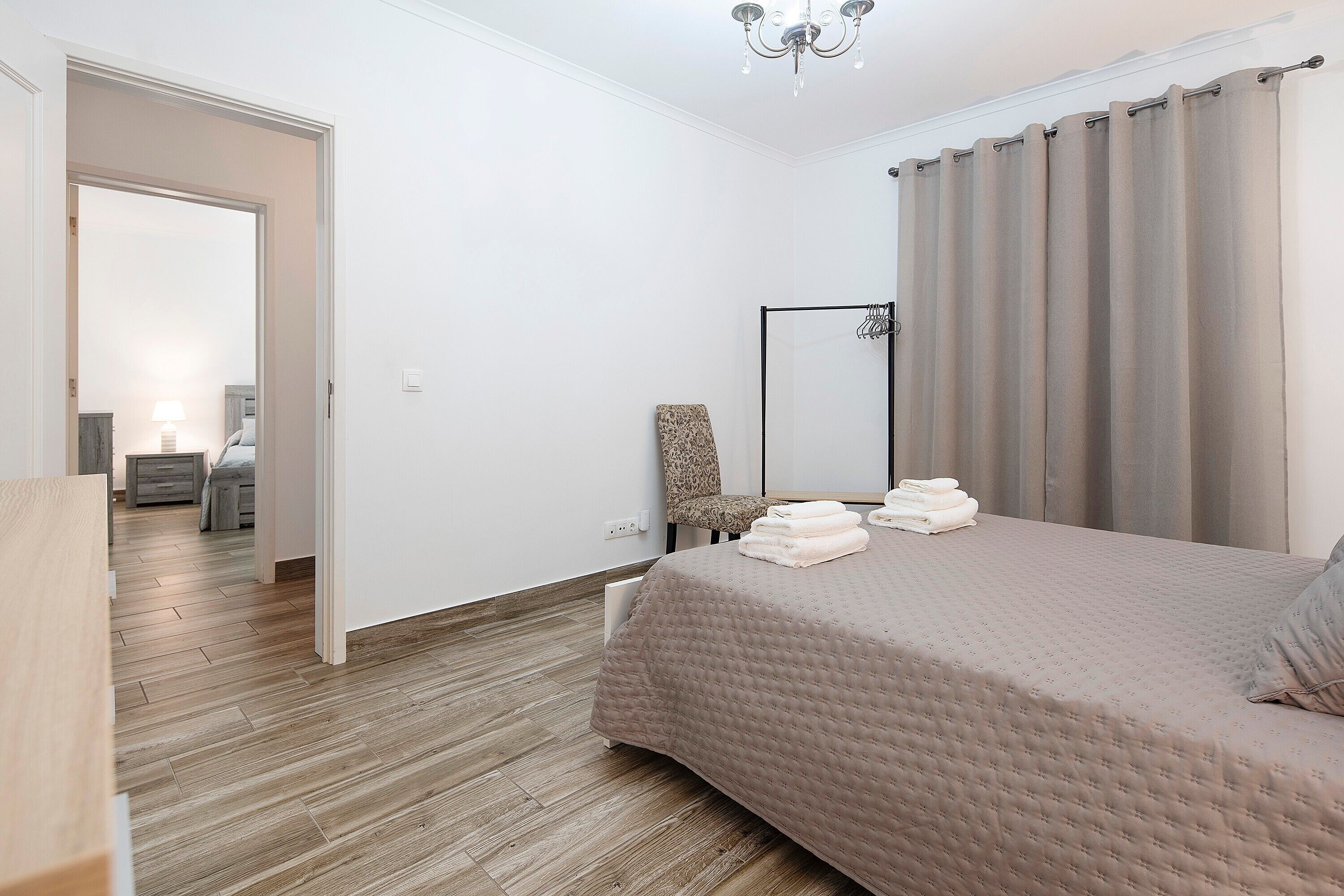 Tabla de planchar con plancha, wifi y ropa de cama 