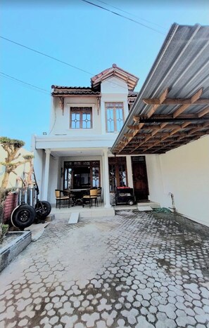 Vista frontal de la propiedad