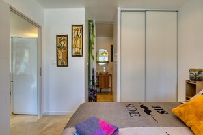 Tabla de planchar con plancha, wifi y ropa de cama 