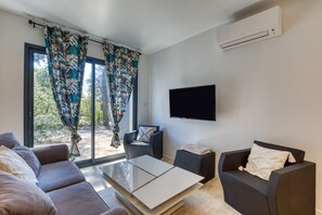 TV - Holiday Home “Nestled Among the Pines” with Wi-Fi and Air Conditioning (Saint-Bauzille de Montmel)