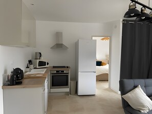 Iron/ironing board, WiFi, bed sheets - Holiday Home 'Maison Nichée Au Cœur Des Pins' with Wi-Fi and Air Conditioning (Saint-Bauzille de Montmel)