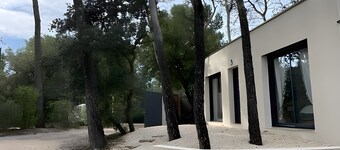 Holiday Home “Nestled Among the Pines” with Wi-Fi and Air Conditioning