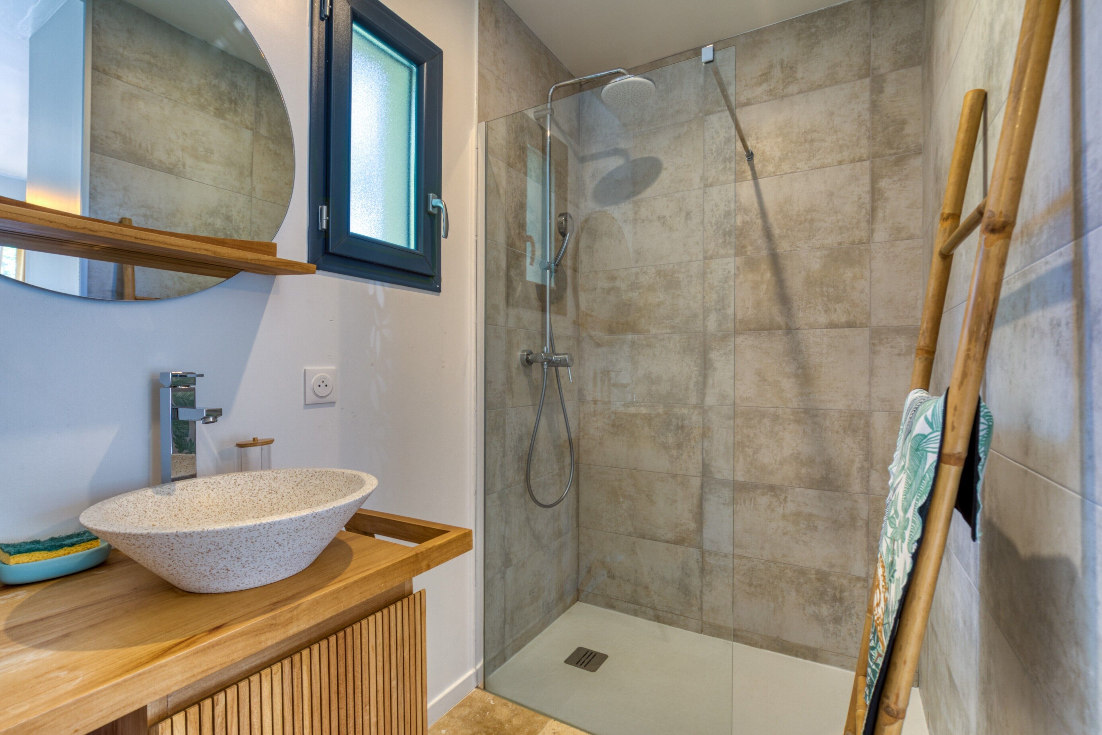 Douche, sèche-cheveux, serviettes fournies