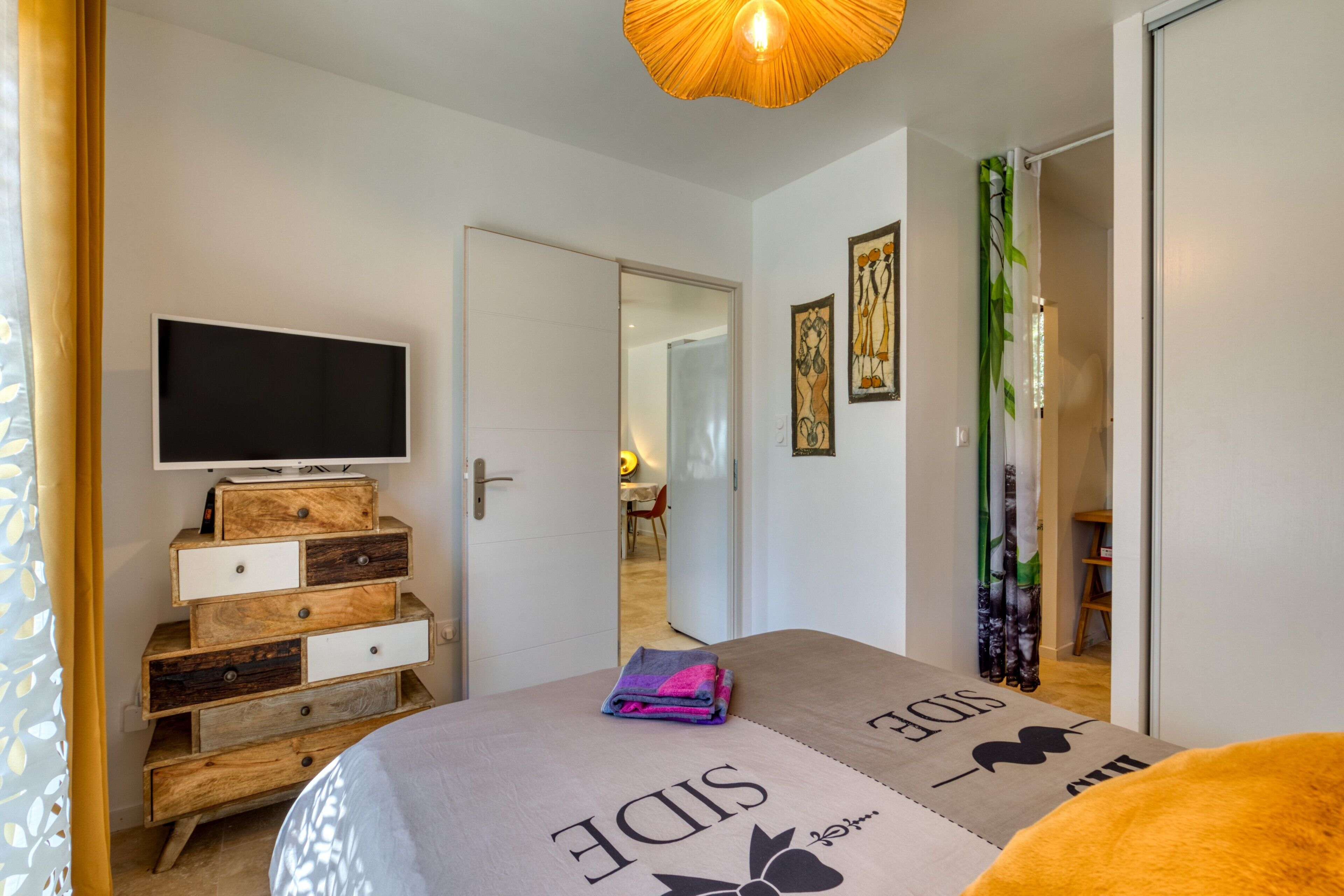 Tabla de planchar con plancha, wifi y ropa de cama 