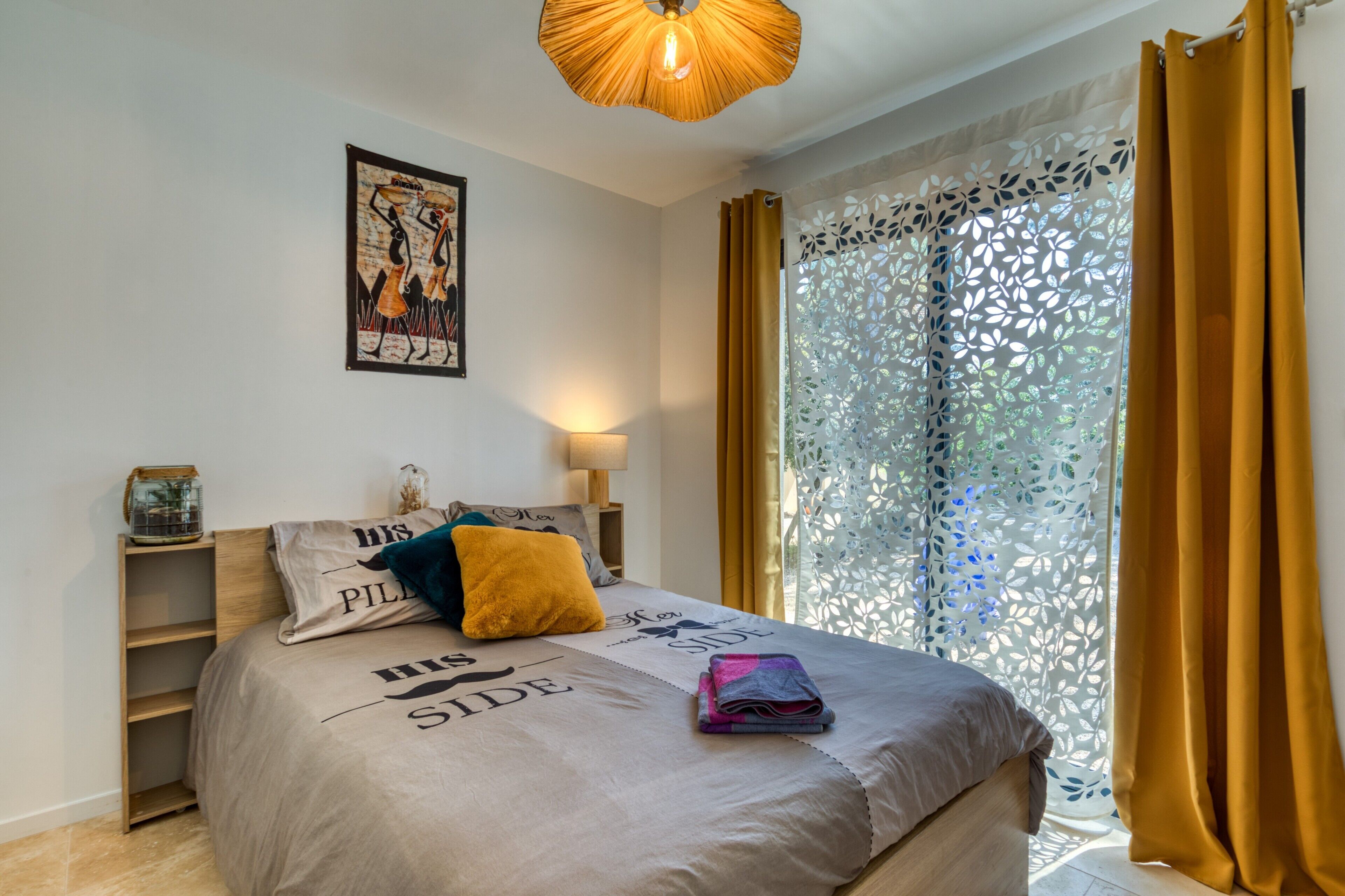 Tabla de planchar con plancha, wifi y ropa de cama 