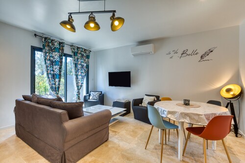 Holiday Home “Nestled Among the Pines” with Wi-Fi and Air Conditioning