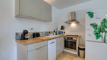 Fridge, microwave, oven, stovetop
