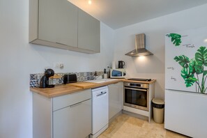 Fridge, microwave, oven, stovetop - Holiday Home “Nestled Among the Pines” with Wi-Fi and Air Conditioning (Saint-Bauzille de Montmel)