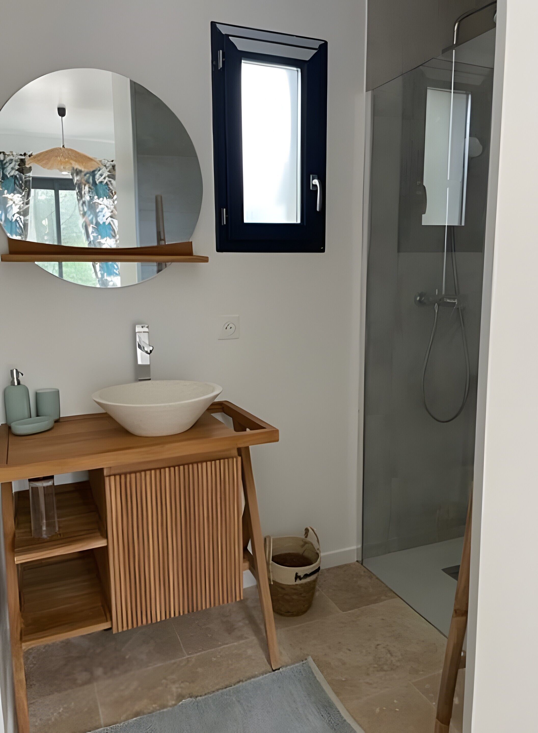 Douche, sèche-cheveux, serviettes fournies