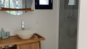 Douche, sĂšche-cheveux, serviettes fournies