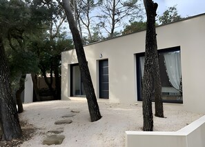 Exterior - Holiday Home 'Maison Nichée Au Cœur Des Pins' with Wi-Fi and Air Conditioning (Saint-Bauzille de Montmel)