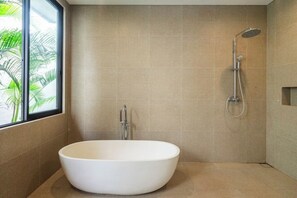 Douche, sèche-cheveux, bidet, serviettes fournies