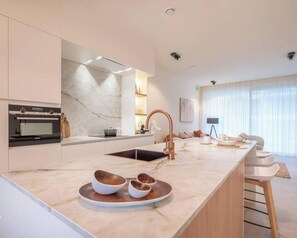 Fridge, microwave, oven, stovetop - FORTESSE–Luxury apartment near the sea w/ parking (Ostend)