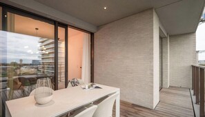 Outdoor dining - FORTESSE–Luxury apartment near the sea w/ parking (Ostend)