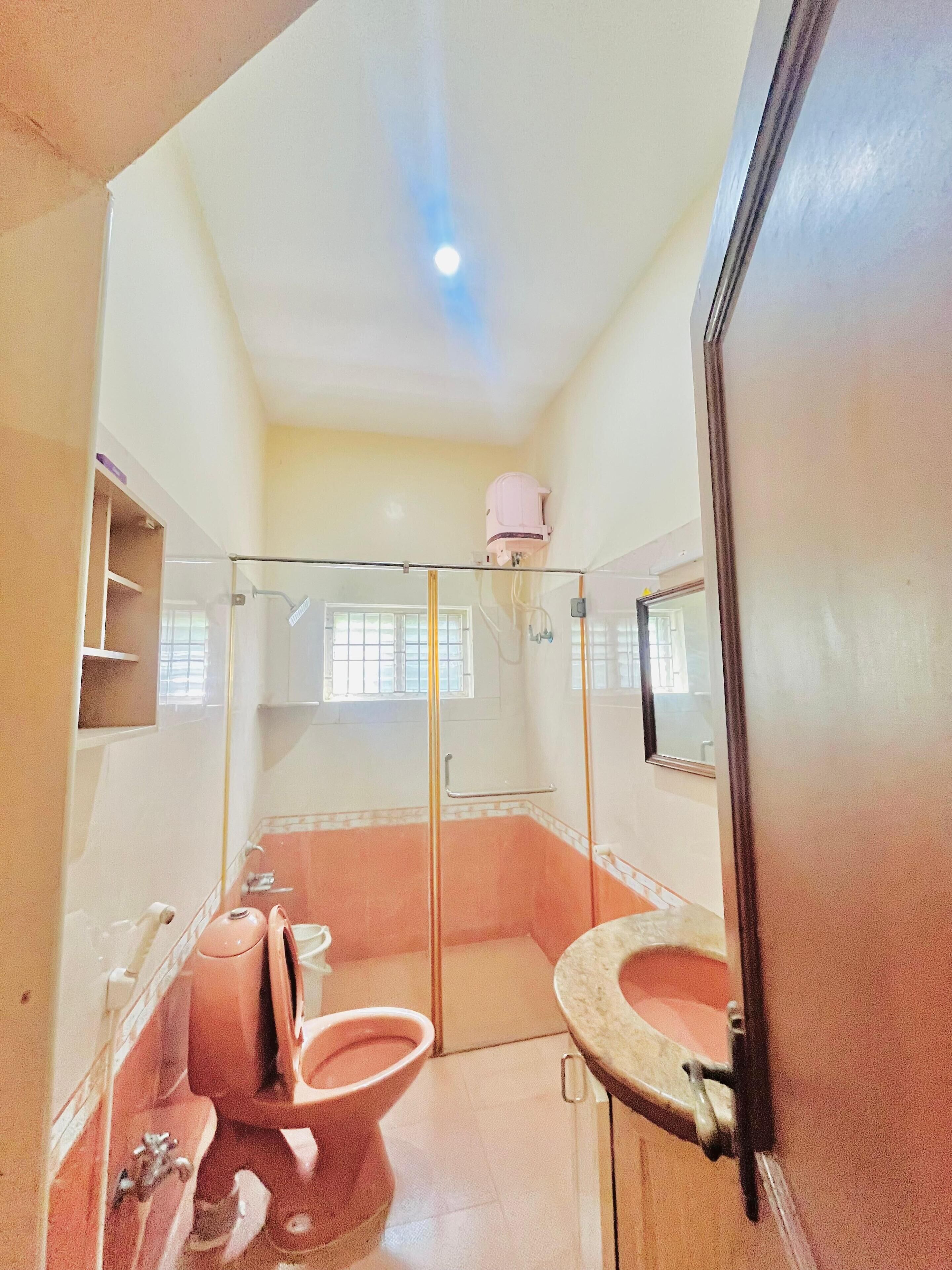 Villa Luxe, vue mer | Salle de bain | Douche, serviettes fournies, savon, shampoing