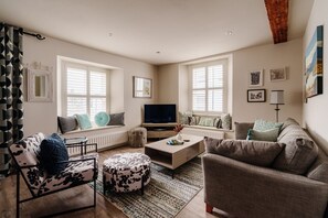 Een televisie en boeken