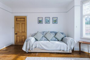 Interior - Beach Hill House, 3 bedroom property with private parking and garden (Rhos on Sea)