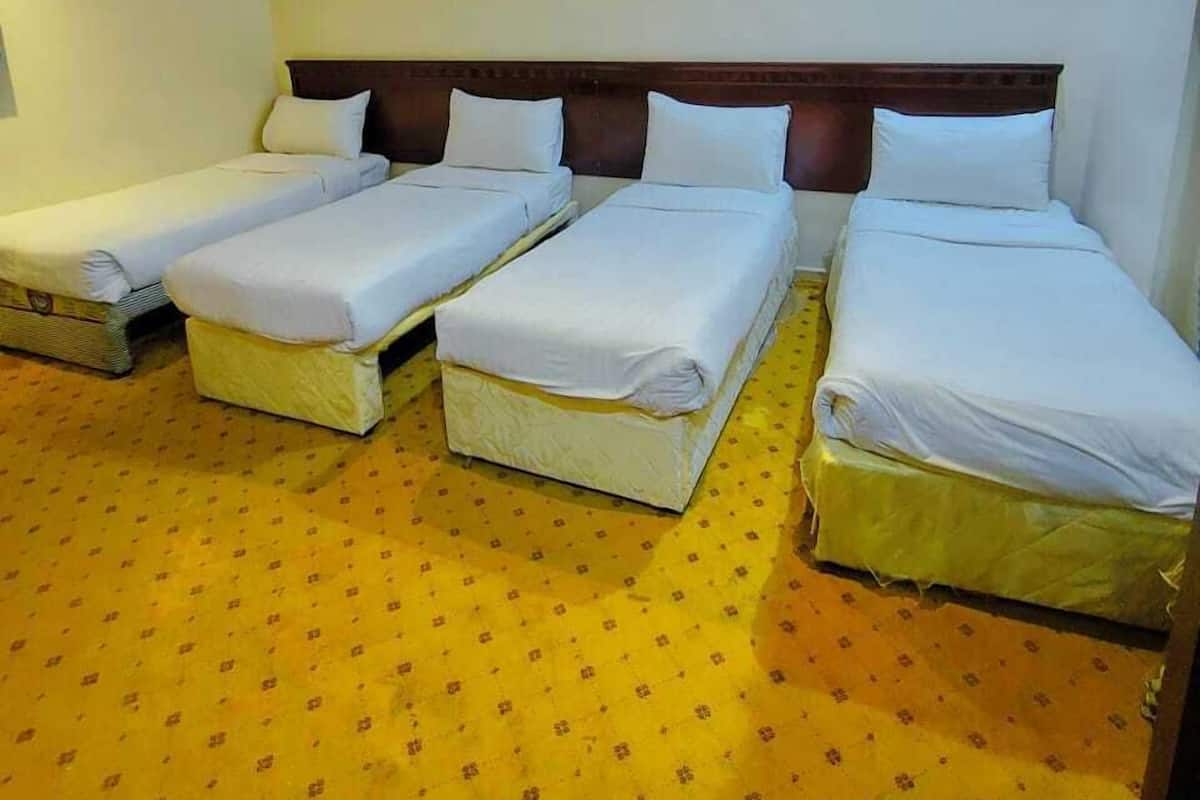 Chambre quadruple de base, vue sur la ville | Système d’insonorisation, accès au Wi-Fi (inclus)