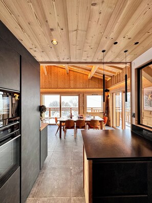 Fridge, microwave, oven, stovetop - Chalet de standing Ma Biche - Jacuzzi and lake view - 8 pers. (Gérardmer)