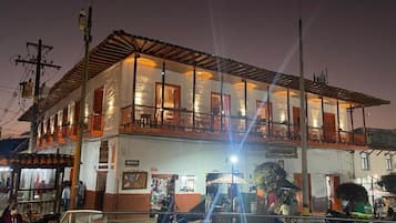 Voorkant accommodatie - avond/nacht