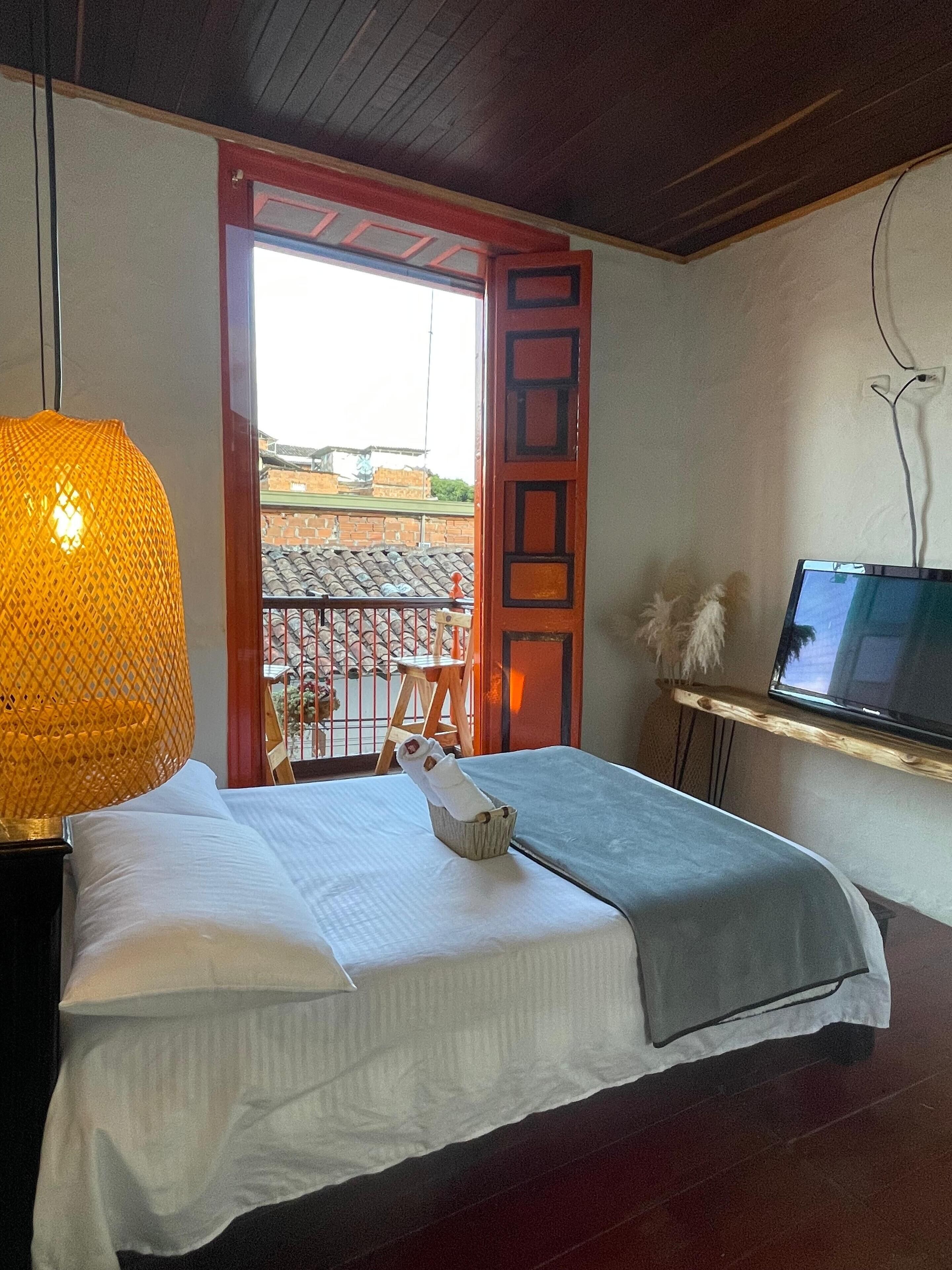 Habitació doble estàndard, balcó, vistes a la ciutat | Roba de llit d'alta qualitat i espai de treball apte per a portàtils 