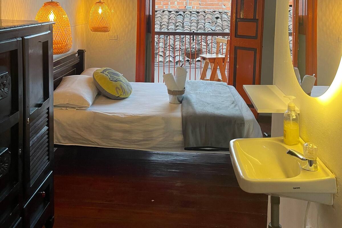 Premium bedding, laptop workspace, WiFi (free), bed sheets