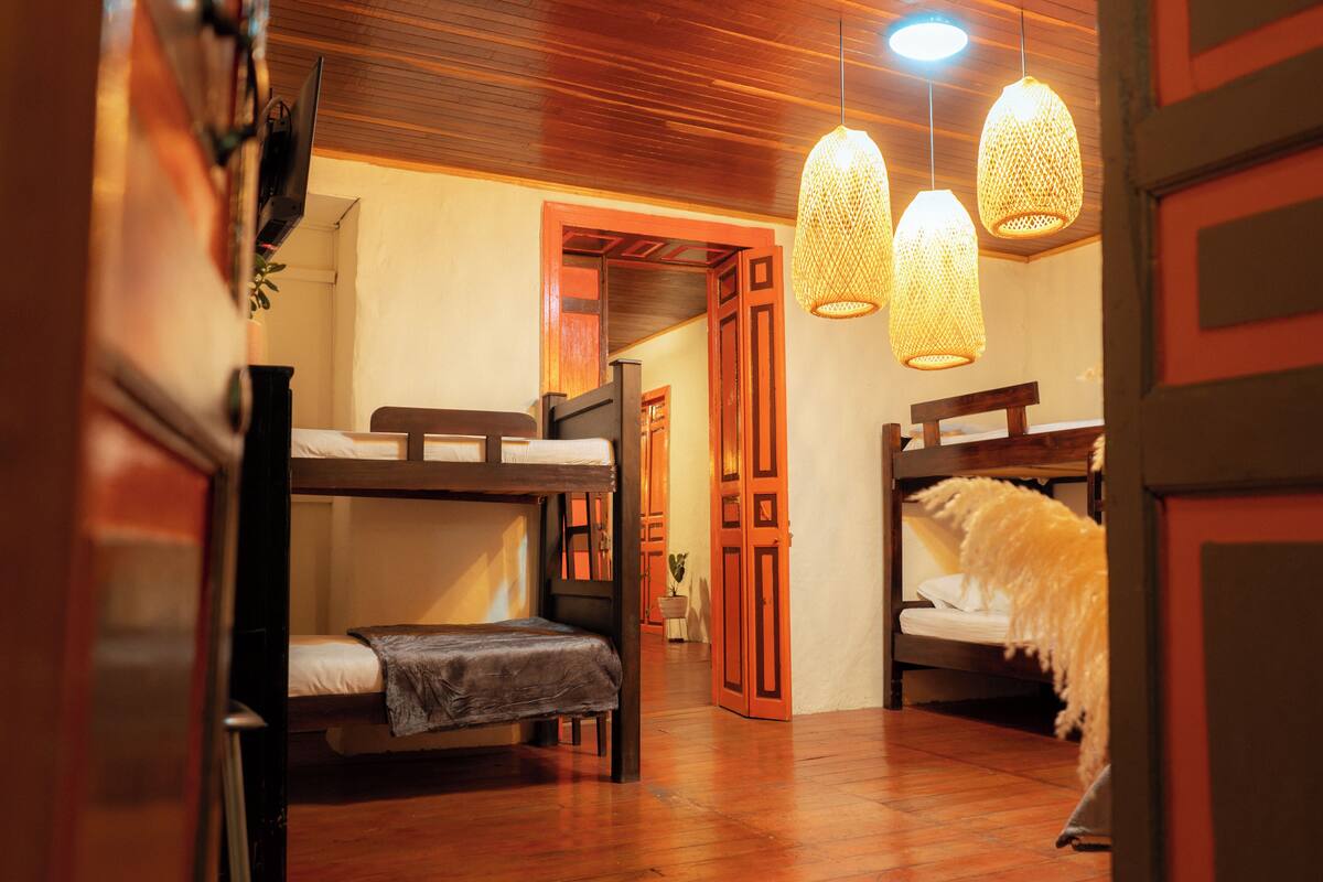 Premium bedding, laptop workspace, WiFi (free), bed sheets