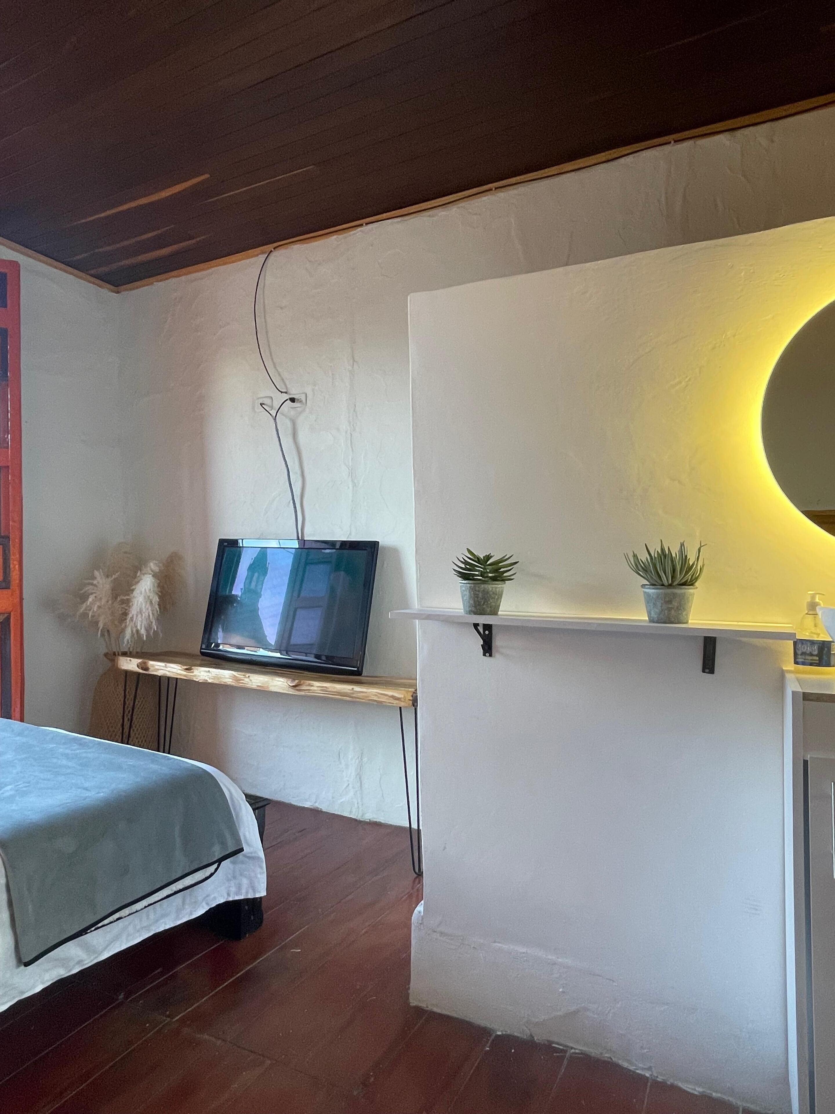 Habitación estándar doble, balcón, vistas a la ciudad | Zona de estar | Televisión de pantalla plana de 50 pulgadas con canales por cable