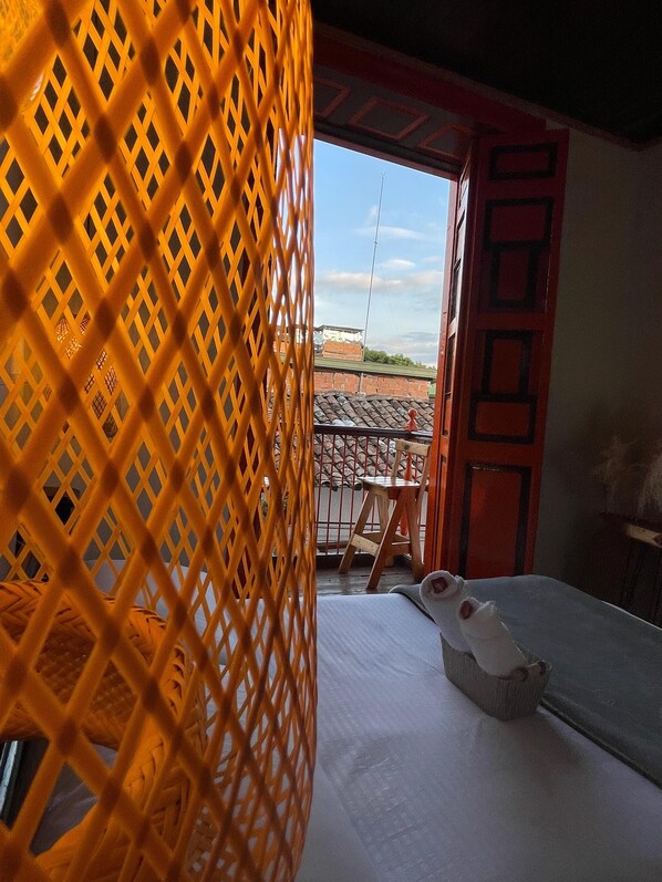 Standard Double Room, Balcony, City View | Peralatan tempat tidur premium, ruang kerja komputer riba