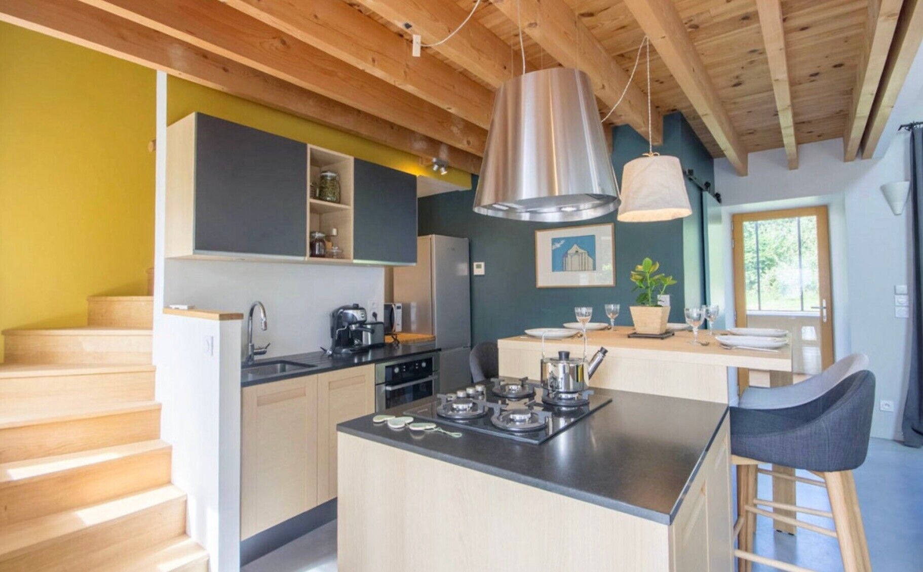 冷蔵庫、電子レンジ、オーブン、コンロ